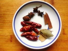 拿出准备好的香料用水冲洗一下，用厨房纸巾擦干水备用。香料有很多灰尘，一定要洗一下再用。