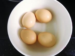 准备好4个鸡蛋，清洗干净备用。