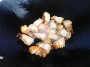 锅里倒入少许油，放入肉块小火煎至金黄盛入碗里备用。