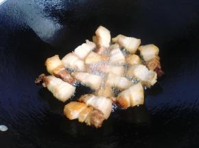 锅里倒入少许油，放入肉块小火煎至金黄盛入碗里备用。