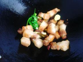 锅里留少许油，放入姜片、葱结、八角、桂皮、香叶、草果和煎香的五花肉小火翻炒片刻，香料炒出香味即可。