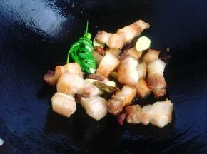 锅里留少许油，放入姜片、葱结、八角、桂皮、香叶、草果和煎香的五花肉小火翻炒片刻，香料炒出香味即可。