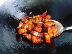 接着加入老抽、生抽、蚝油翻炒几下，炒至上色后加入干红椒。