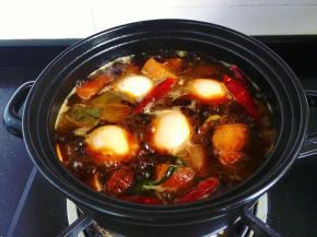 水开后加入适量盐和少许白糖，再加入洗净的鸡蛋，盖上盖子，小火焖煮60分钟。