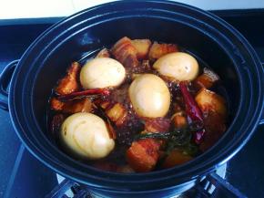 烧至50分钟的时候，捞出葱结和鸡蛋，葱结扔掉。