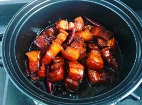 然后开小火将汤汁收紧。