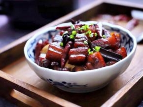 香糯可口、肥而不腻、飘香四溢的秘制红烧肉就做好了。