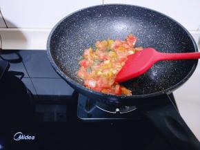 将番茄洗干净，切小块，起油锅，加入切好的番茄煸炒，小火炒至软碎。（将就点的可以将番茄去皮）