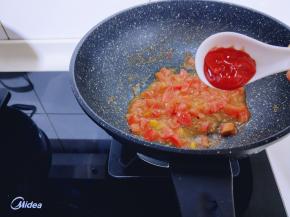 加入番茄酱，可以根据个人喜欢，不喜欢的可以不加！