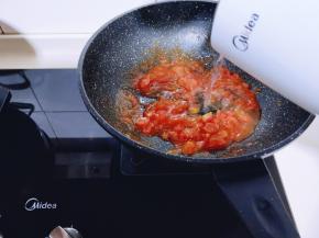 加入开水，我加了约4小碗的水量。（可以根据情况增减水量）