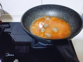 加入牛肉贡丸。