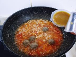 再加入豆皮，浓汤宝！大火烧开，小火8分钟即可。