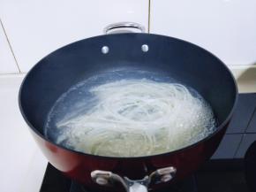 利用这时间煮米线，锅中加入足够的水，大火烧开，下米线，煮熟捞出，过纯净水。再捞出淋干水份备用。