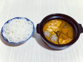 将汤倒入砂锅中，再次煮沸。