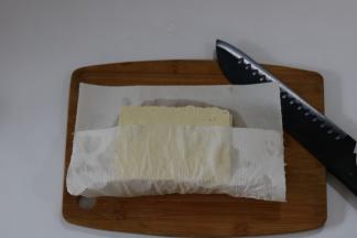 豆腐清水冲洗，用厨房纸粘干水份