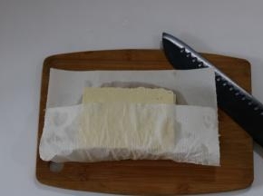 豆腐清水冲洗，用厨房纸粘干水份
