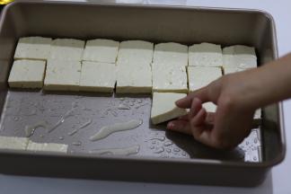 铺上豆腐，再刷一层油