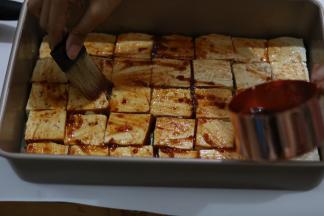 均匀刷在豆腐上