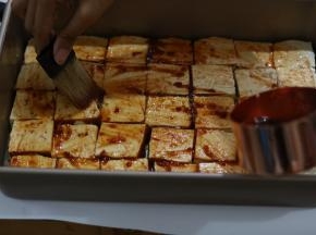 均匀刷在豆腐上
