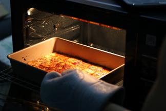 带上隔热手套，取出烤盘