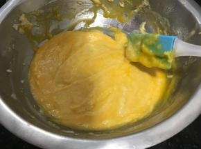 8. 倒入蛋黄，搅拌均匀