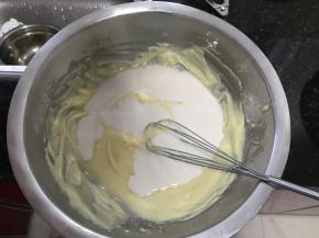 7. 加入牛奶搅拌均匀