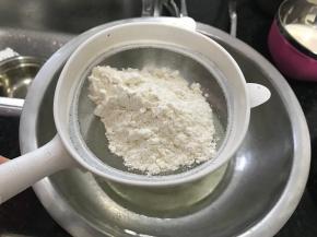 5. 把油倒进一个打蛋盆中，筛入低筋面粉