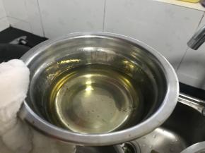 4. 加热油至起小泡泡