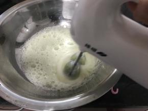 9. 蛋白分3次加糖打至湿干之间的状态