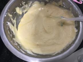 11. 取三分之一蛋白加入蛋黄糊翻拌均匀