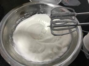 10. 打发至倒钩状态就可以了