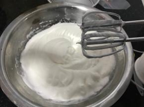 10. 打发至倒钩状态就可以了