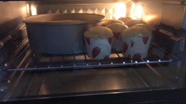 14. 提前预热，150度35分钟，我这里没有用水浴法。如果要用水浴法，可以在大烤盘中加水，把模具放烤盘中水浴烘烤