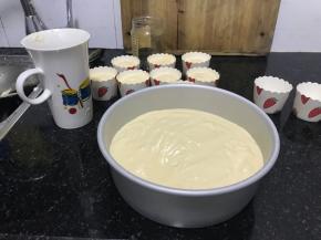 13. 倒入8寸模具中，多余的倒进纸杯中