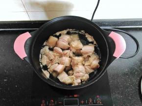 3、大火烧开煮出血沫。