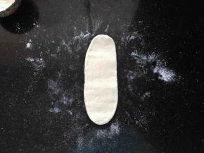 12、擀成牛舌状。