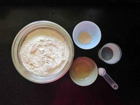 7、趁着卤肉的时候，我们准备好制作白吉馍的材料。