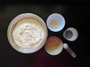 7、趁着卤肉的时候，我们准备好制作白吉馍的材料。