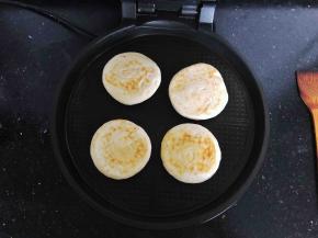 17、电饼铛预热一下，放上烧饼两面炕成稍微焦黄色。