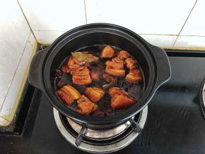 20、焖了一个小时的腊汁肉已经非常入味了。