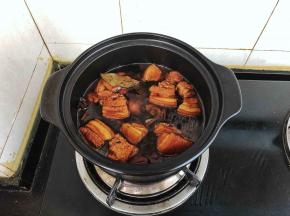 20、焖了一个小时的腊汁肉已经非常入味了。