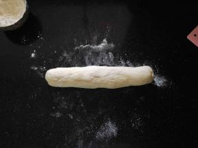 10、揉揉排气后搓成长条。