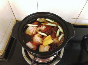 5、加入除了冰糖和盐以外所有的卤肉料，倒入适量的开水，要没过肉块。