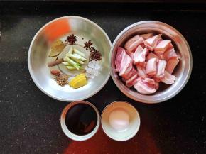 1、准备好腊汁肉的材料，五花肉提前洗干净后切成2公分宽的块。