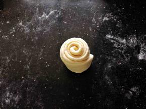 14、自下而上卷起，末端压在下面。