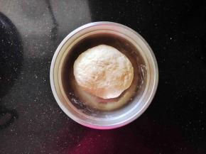 8、把面粉、干酵母、盐倒入盆中搅拌均匀后分次加入清水揉成团，然后揉入玉米油，盖上干净的湿毛巾室温下发酵。