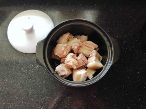 4、捞出肉块用温水冲洗干净后放入砂锅中。