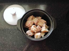 4、捞出肉块用温水冲洗干净后放入砂锅中。