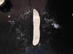 13、对折后再稍微擀一下。