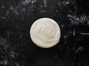 16、擀成圆形。